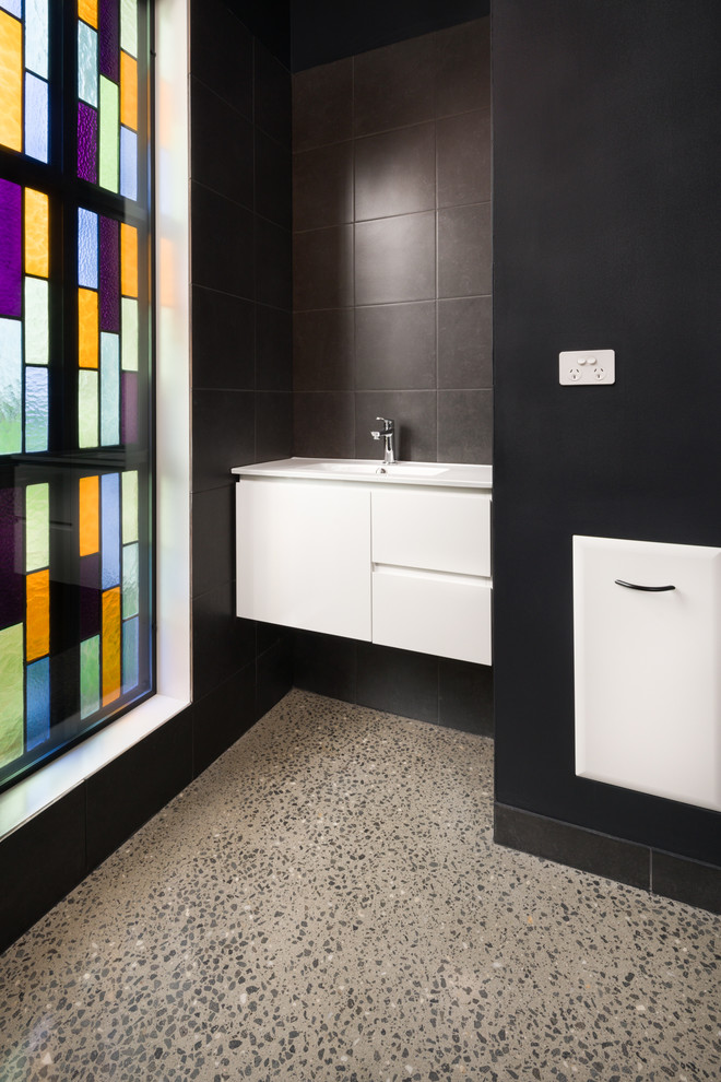 Идея дизайна: ванная комната среднего размера в стиле фьюжн с накладной ванной, черными стенами, бетонным полом и открытым душем