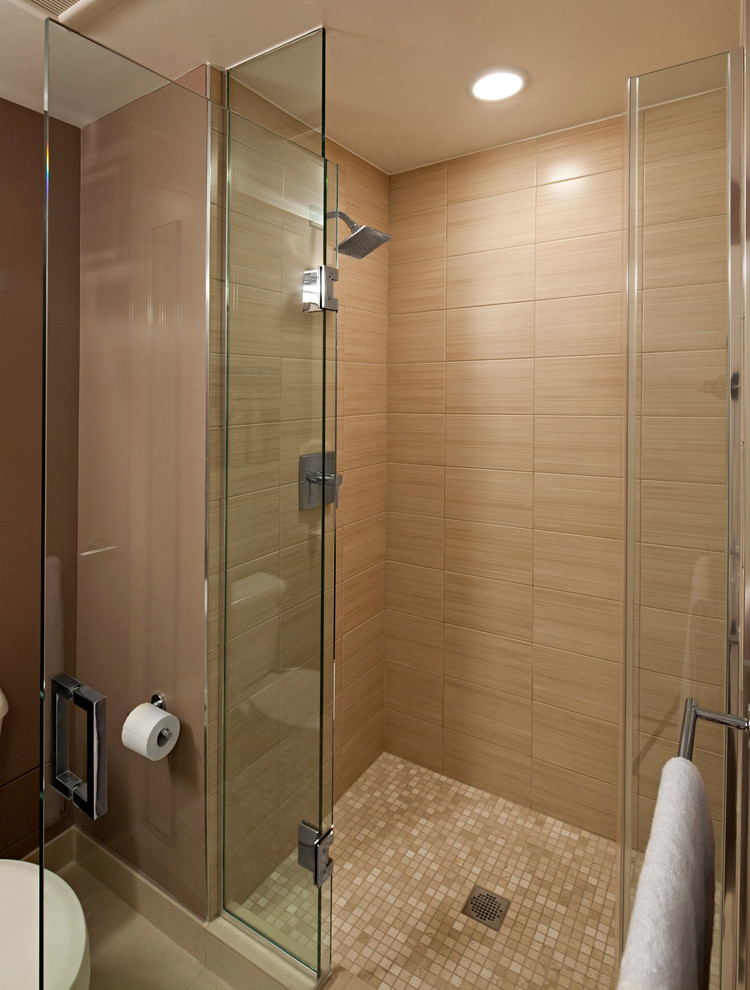 Idee per una stanza da bagno contemporanea con doccia alcova, piastrelle beige, piastrelle in ceramica e pareti marroni