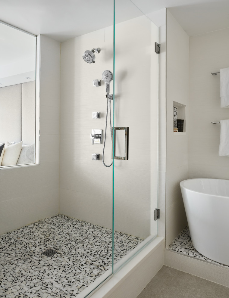 Modernes Badezimmer mit freistehender Badewanne, weißen Fliesen und Wandnische in Chicago