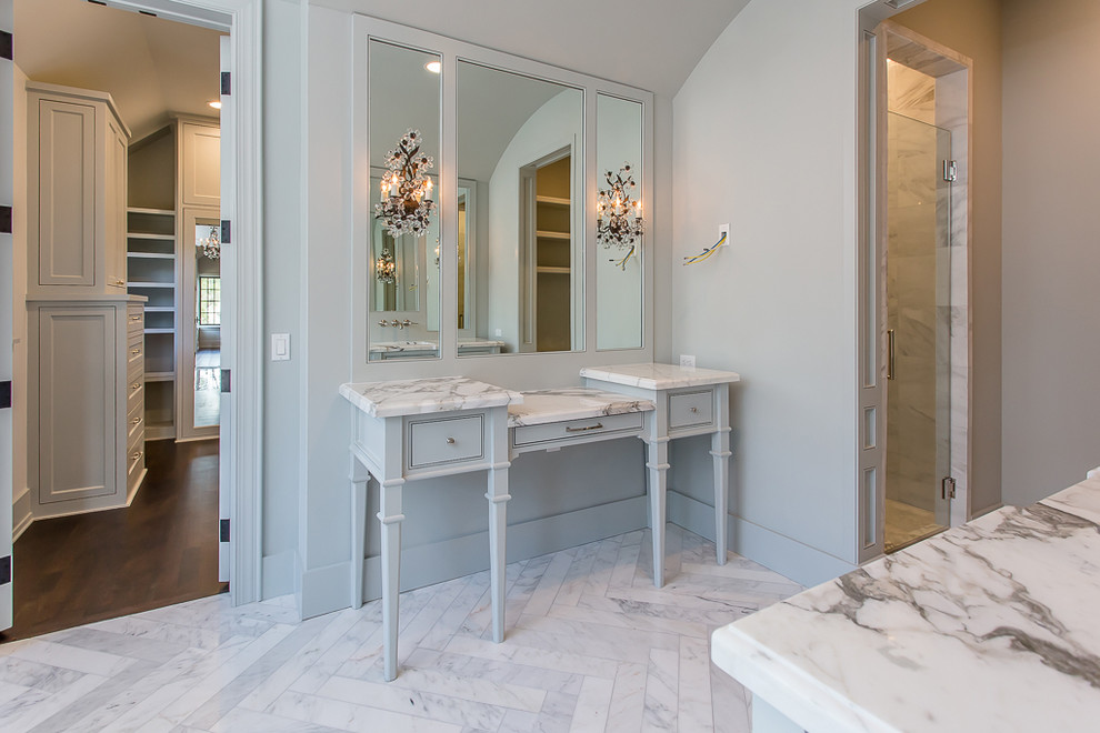 Inspiration för ett stort vintage en-suite badrum, med luckor med profilerade fronter, blå skåp, ett fristående badkar, en dusch i en alkov, en bidé, vit kakel, stenkakel, grå väggar, marmorgolv, ett undermonterad handfat och marmorbänkskiva