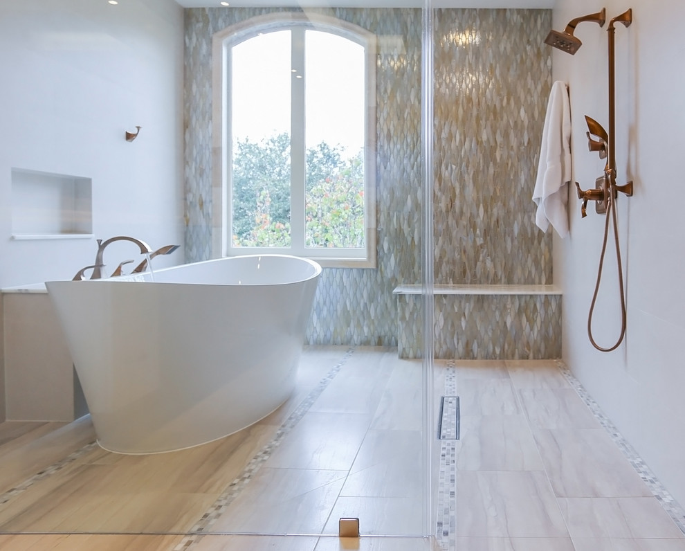 Idéer för ett stort klassiskt grå en-suite badrum, med ett undermonterad handfat, möbel-liknande, vita skåp, marmorbänkskiva, ett fristående badkar, en dusch/badkar-kombination, en toalettstol med separat cisternkåpa, grå kakel, grå väggar, klinkergolv i porslin, porslinskakel, grått golv och dusch med gångjärnsdörr