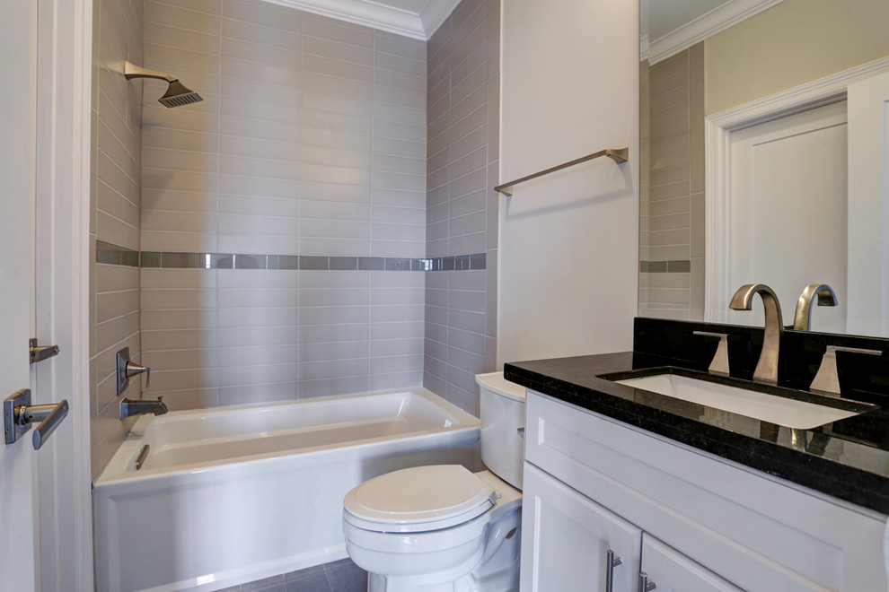 Inspiration för ett mellanstort vintage badrum med dusch, med ett undermonterad handfat, luckor med infälld panel, vita skåp, granitbänkskiva, ett hörnbadkar, en dusch/badkar-kombination, en toalettstol med separat cisternkåpa, grå kakel, keramikplattor, grå väggar och klinkergolv i keramik