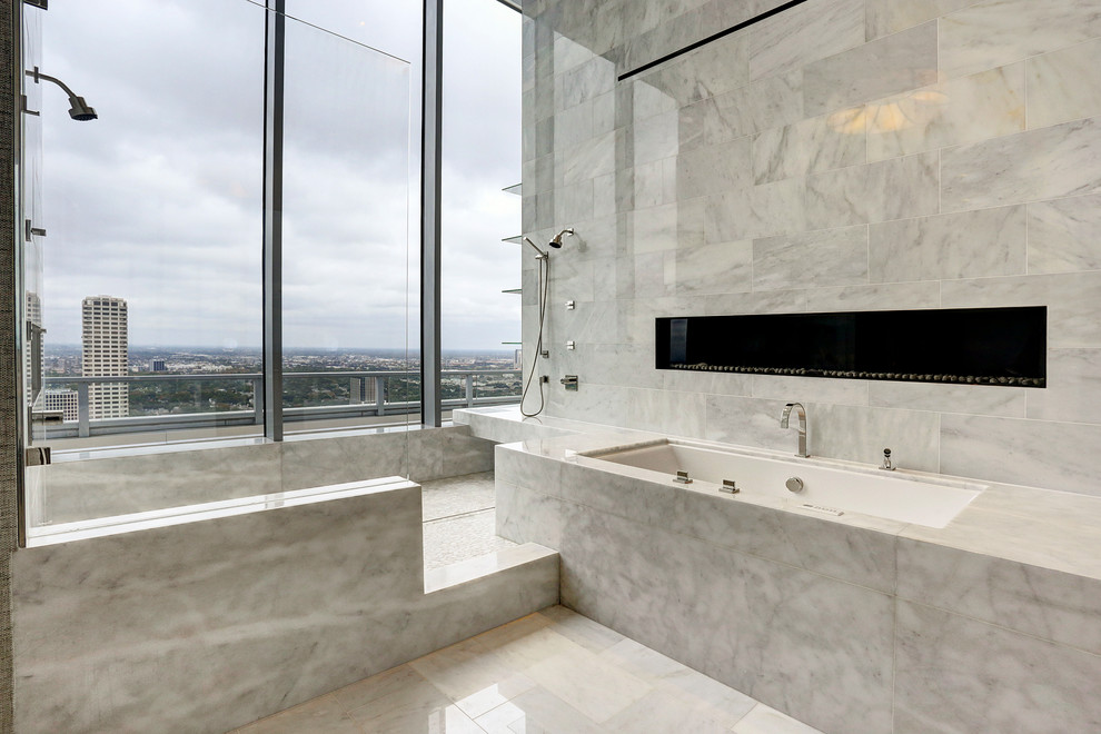 Esempio di una grande stanza da bagno padronale contemporanea con vasca sottopiano, doccia aperta, piastrelle grigie, piastrelle di marmo, pareti grigie, lavabo sottopiano e top in marmo