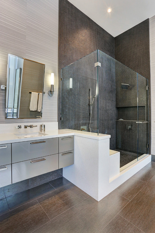 Mittelgroßes Modernes Duschbad mit flächenbündigen Schrankfronten, grauen Schränken, Duschnische, schwarzen Fliesen, grauer Wandfarbe, Unterbauwaschbecken und Quarzit-Waschtisch in Houston