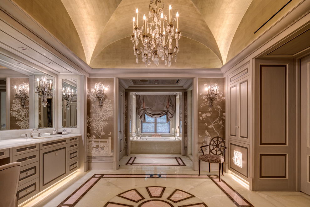 Inredning av ett klassiskt mycket stort vit vitt en-suite badrum, med luckor med upphöjd panel, grå skåp, ett badkar i en alkov, flerfärgade väggar, mosaikgolv, ett undermonterad handfat, bänkskiva i onyx och flerfärgat golv