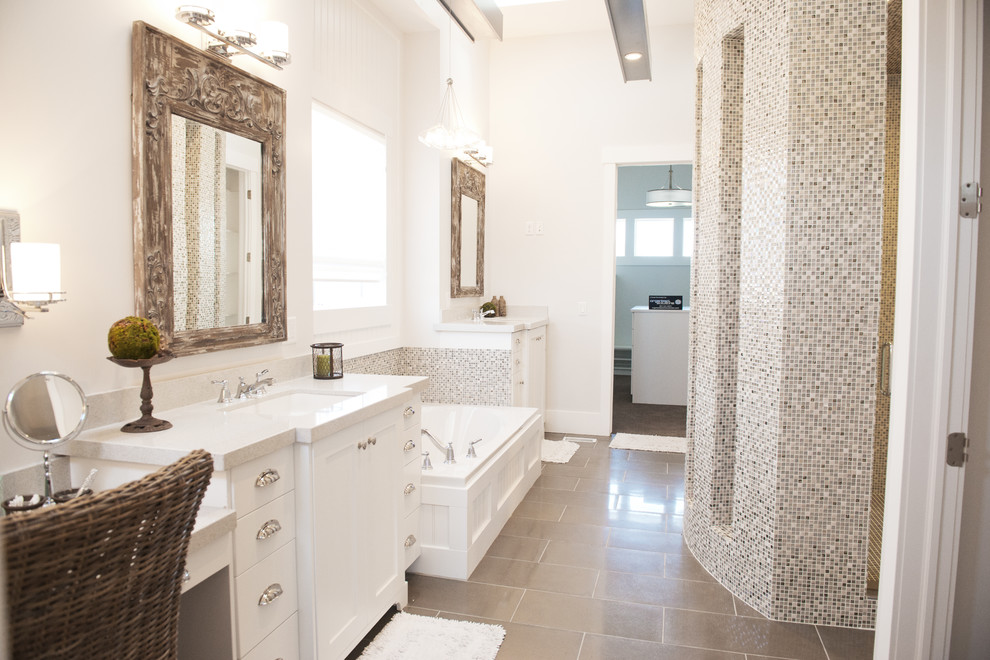 Esempio di una grande stanza da bagno padronale stile americano con ante lisce, ante bianche, vasca da incasso, piastrelle beige, piastrelle bianche, piastrelle a mosaico, pareti bianche e lavabo sottopiano
