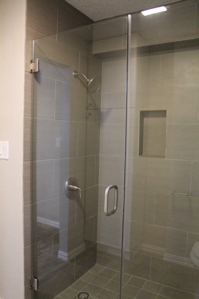 Klassisk inredning av ett mellanstort en-suite badrum, med släta luckor, vita skåp, en dusch i en alkov, en toalettstol med separat cisternkåpa, flerfärgad kakel, stenkakel, grå väggar, skiffergolv, ett undermonterad handfat och bänkskiva i kvarts