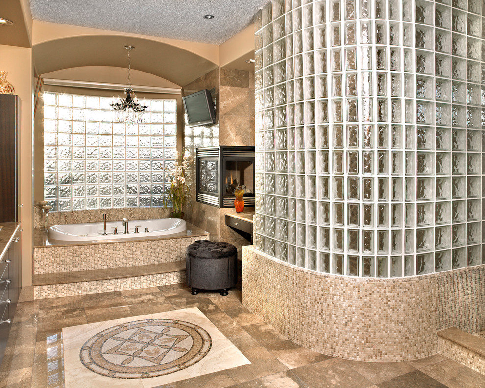 Immagine di una grande stanza da bagno padronale chic con vasca ad angolo, piastrelle beige, piastrelle a mosaico, pareti beige, pavimento con piastrelle a mosaico e top in marmo