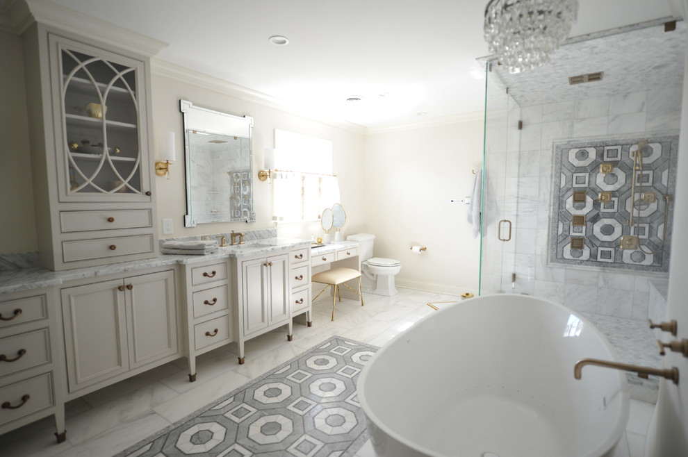Idéer för stora vintage en-suite badrum, med luckor med profilerade fronter, grå skåp, ett fristående badkar, en dubbeldusch, en toalettstol med hel cisternkåpa, grå kakel, marmorkakel, grå väggar, marmorgolv, ett undermonterad handfat, marmorbänkskiva, grått golv och dusch med gångjärnsdörr