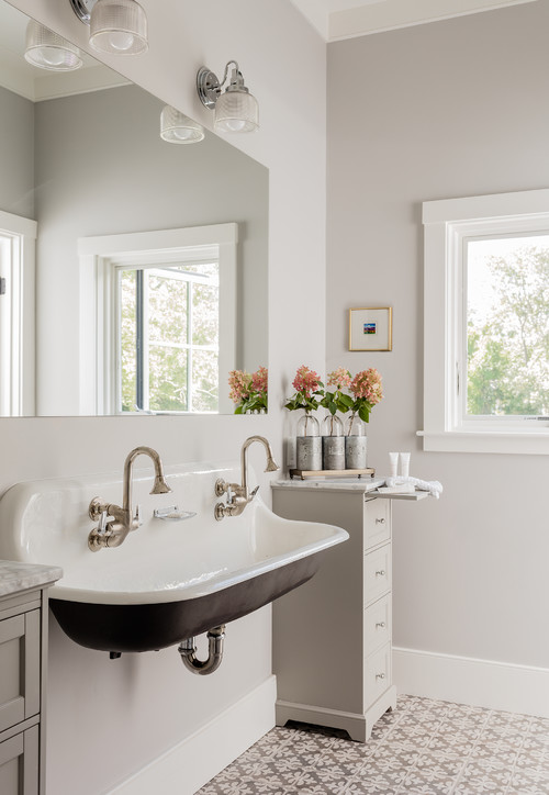 Freestanding Finesse: White Cabinets for Effective Bathroom Storage