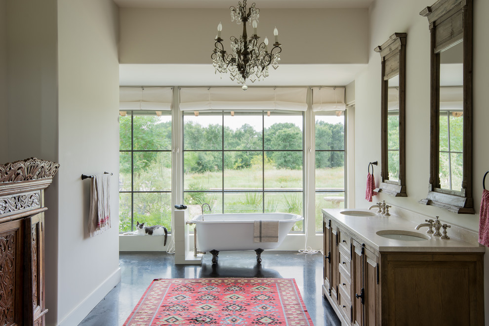Idées déco pour une salle de bain principale et grise et rose classique en bois brun avec une baignoire sur pieds, un lavabo encastré et un placard avec porte à panneau surélevé.