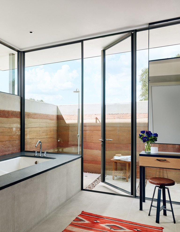 Ispirazione per una stanza da bagno padronale american style con vasca sottopiano e pavimento grigio