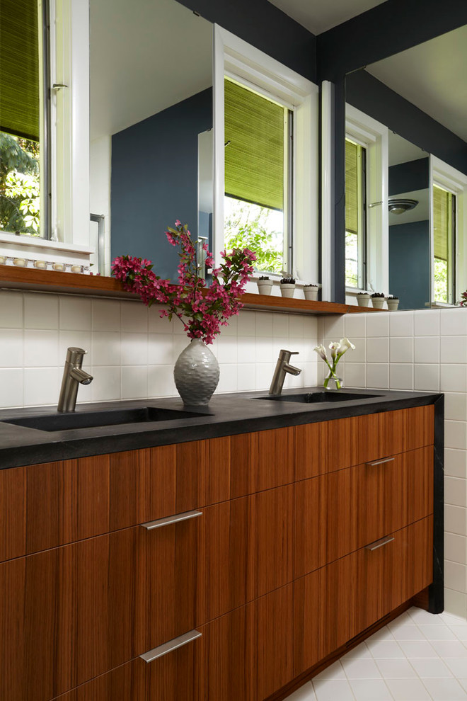 Aménagement d'une salle de bain moderne en bois brun avec un lavabo intégré et un placard à porte plane.