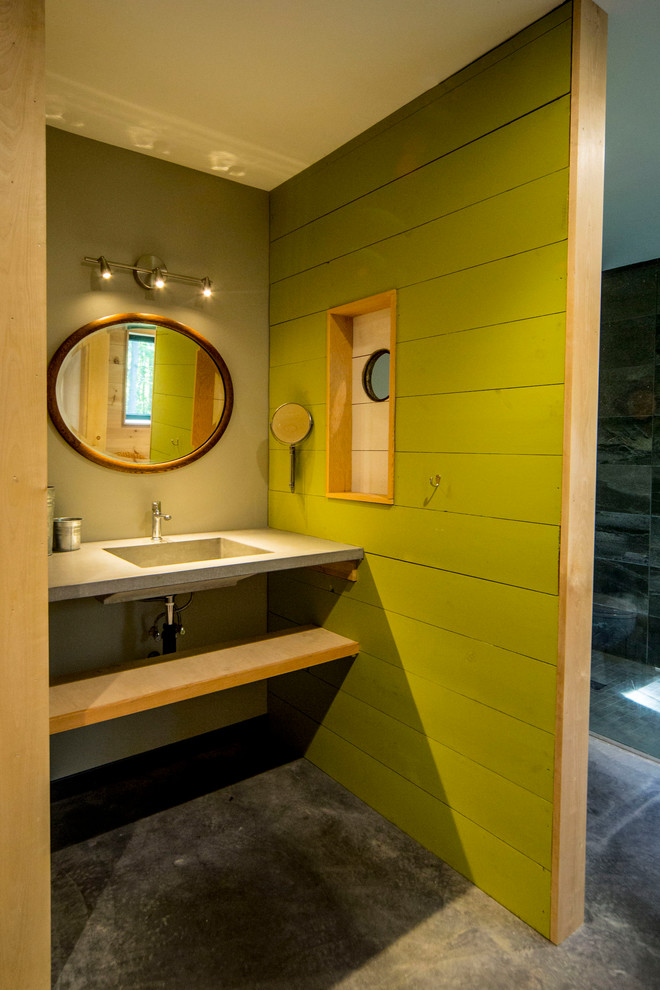 Свежая идея для дизайна: главная ванная комната среднего размера в стиле рустика с открытыми фасадами, фасадами цвета дерева среднего тона, угловым душем, унитазом-моноблоком, разноцветной плиткой, зелеными стенами, бетонным полом, монолитной раковиной, столешницей из бетона, серым полом и открытым душем - отличное фото интерьера