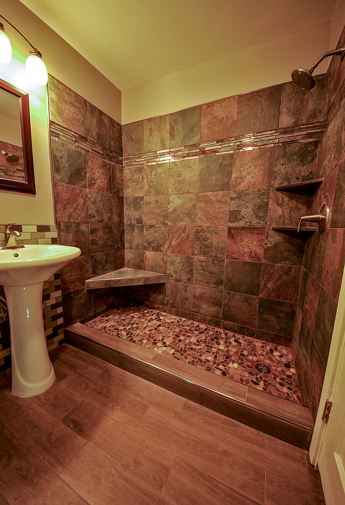 Idee per una stanza da bagno padronale stile rurale di medie dimensioni con lavabo a colonna, doccia doppia, WC a due pezzi, pareti beige e pavimento in gres porcellanato
