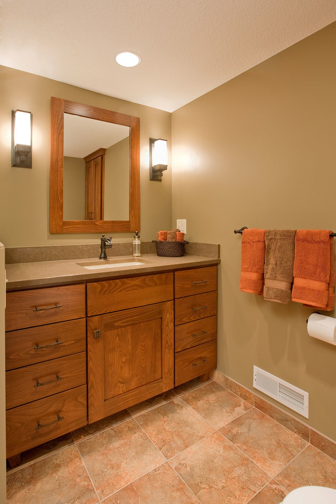 Exemple d'une grande salle de bain principale chic en bois brun avec un placard à porte shaker, une douche ouverte, un carrelage multicolore, des carreaux de porcelaine, un mur beige, un sol en carrelage de porcelaine, un lavabo encastré et un plan de toilette en quartz modifié.