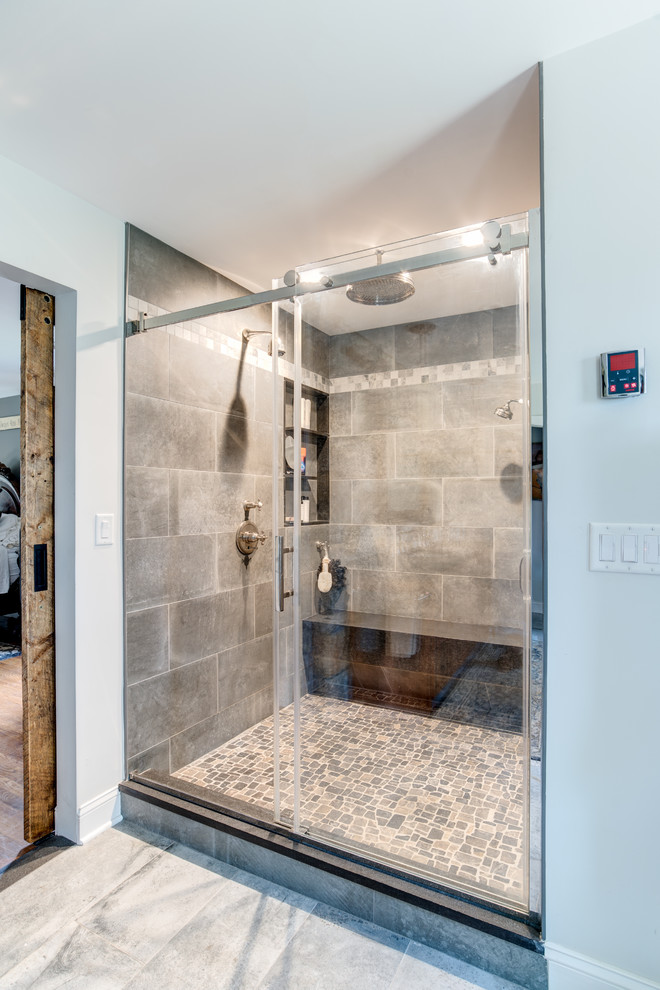 Стильный дизайн: большая главная ванная комната в стиле рустика с фасадами в стиле шейкер, светлыми деревянными фасадами, открытым душем, унитазом-моноблоком, серой плиткой, цементной плиткой, серыми стенами, полом из цементной плитки, врезной раковиной, столешницей из гранита, серым полом, душем с раздвижными дверями и ванной на ножках - последний тренд