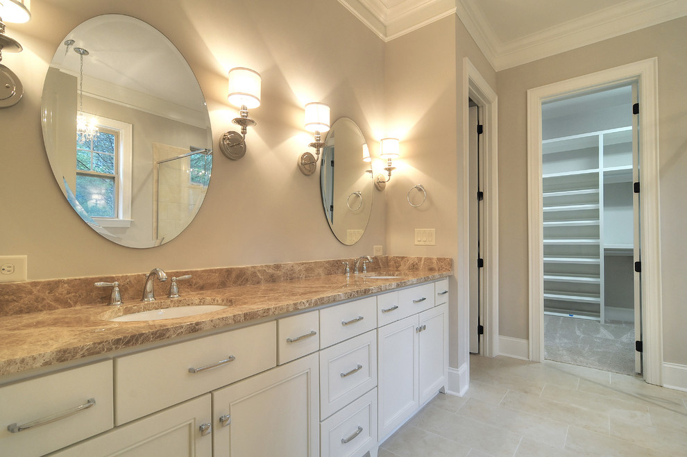 Exempel på ett stort klassiskt en-suite badrum, med luckor med infälld panel, vita skåp, en hörndusch, beige väggar, klinkergolv i porslin, ett undermonterad handfat och ett platsbyggt badkar