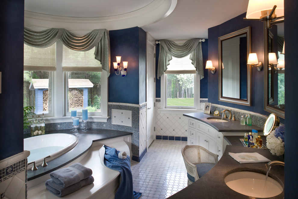На фото: главная ванная комната среднего размера в классическом стиле с врезной раковиной, фасадами с утопленной филенкой, белыми фасадами, ванной в нише, синей плиткой, синими стенами, плиткой мозаикой, полом из керамической плитки и столешницей из талькохлорита с
