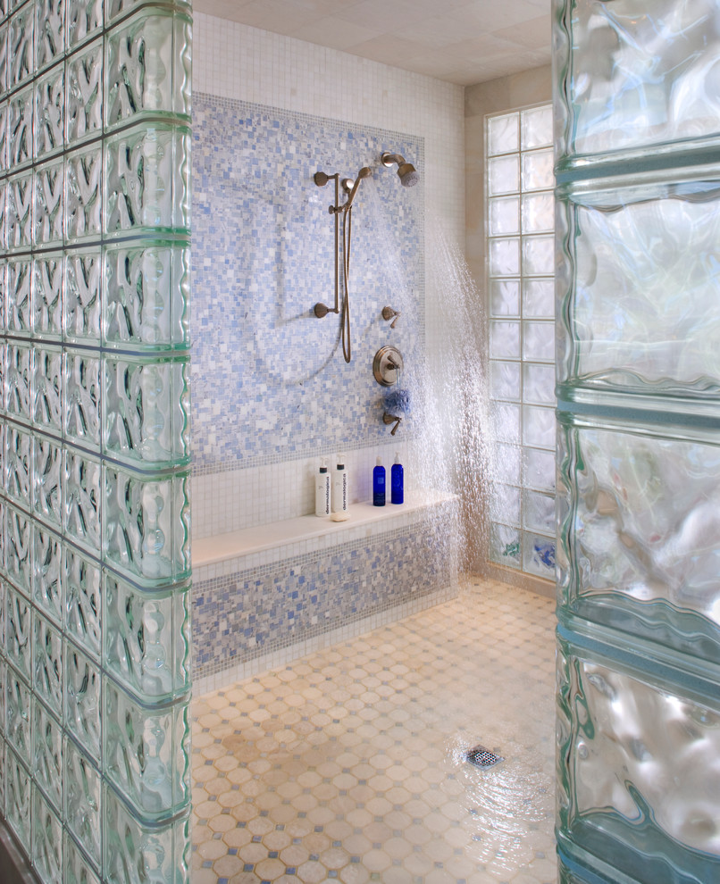 Idée de décoration pour une grande salle de bain principale tradition avec une douche ouverte, un carrelage bleu, un carrelage en pâte de verre et un sol en carrelage de porcelaine.