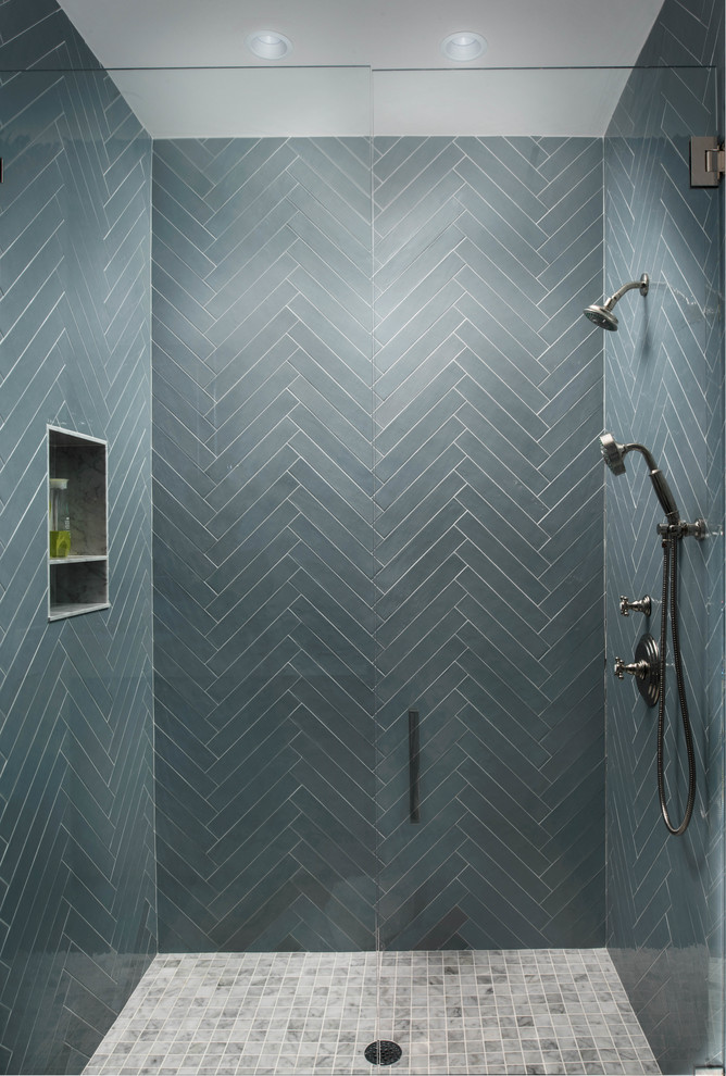 Immagine di una stanza da bagno classica di medie dimensioni con doccia a filo pavimento, pareti blu, pavimento in gres porcellanato, pavimento multicolore e porta doccia a battente