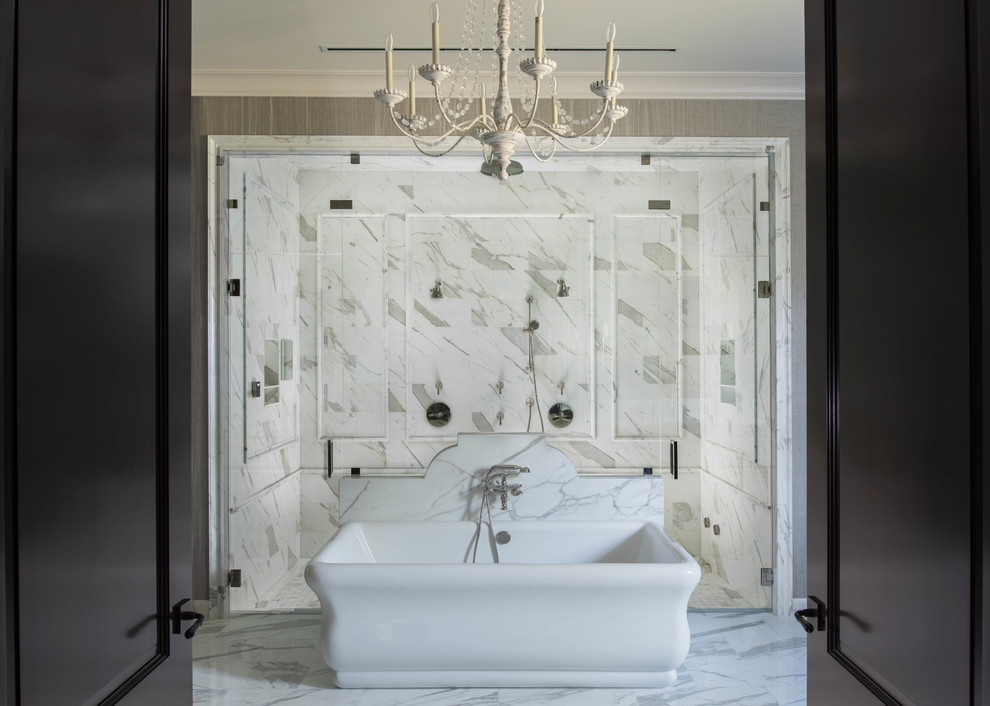 Exemple d'une grande salle de bain principale chic avec une baignoire indépendante, une douche à l'italienne, un mur blanc, un sol en marbre, un sol blanc, un banc de douche et un mur en pierre.