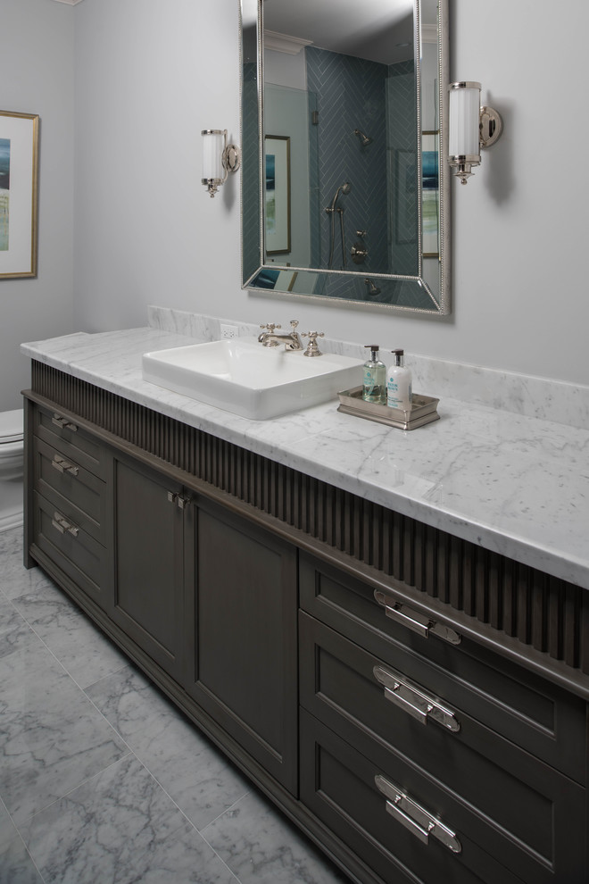 Foto di una stanza da bagno tradizionale di medie dimensioni con ante in stile shaker, ante marroni, top in granito, top grigio, un lavabo e mobile bagno incassato