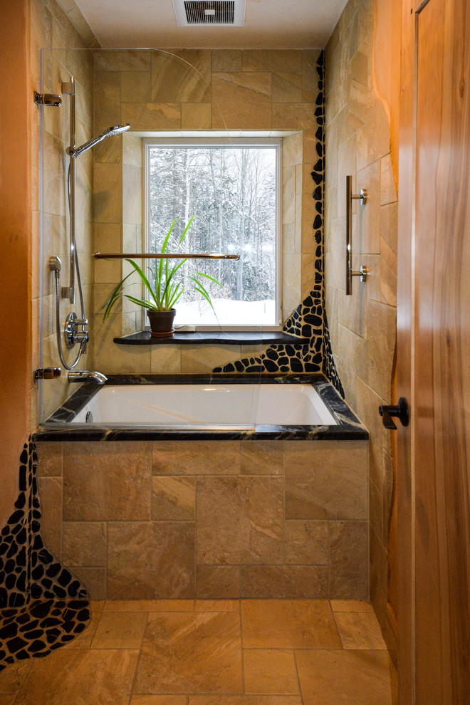 Стильный дизайн: маленькая главная ванная комната в стиле кантри с фасадами в стиле шейкер, светлыми деревянными фасадами, накладной ванной, душем над ванной, раздельным унитазом, бежевой плиткой, керамогранитной плиткой, желтыми стенами, полом из керамогранита, настольной раковиной, столешницей из талькохлорита, бежевым полом, душем с распашными дверями и черной столешницей для на участке и в саду - последний тренд