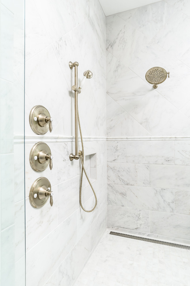 Klassisk inredning av ett stort en-suite badrum, med skåp i shakerstil, skåp i mörkt trä, ett fristående badkar, en dusch i en alkov, vit kakel, marmorkakel, grå väggar, marmorgolv, ett undermonterad handfat och marmorbänkskiva