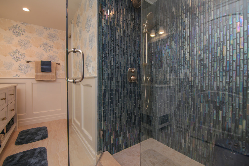 Immagine di una piccola stanza da bagno stile marinaro con ante con riquadro incassato, ante bianche, doccia alcova, WC monopezzo, piastrelle blu, piastrelle di vetro, pareti bianche, pavimento in gres porcellanato, lavabo sottopiano e top in quarzo composito
