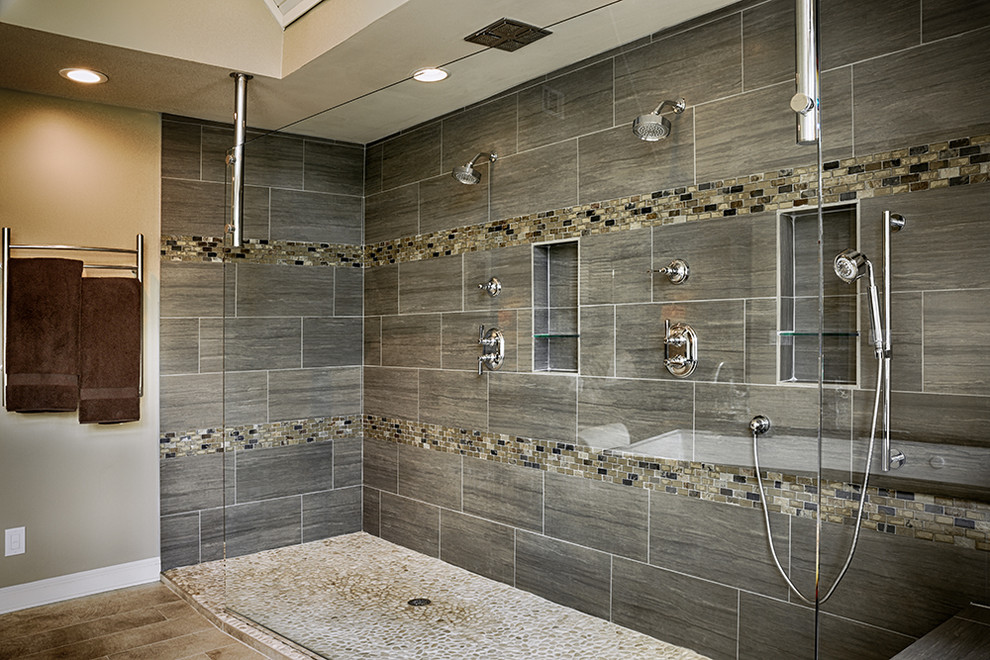 Свежая идея для дизайна: большая баня и сауна в современном стиле с накладной ванной, серой плиткой и бежевыми стенами - отличное фото интерьера