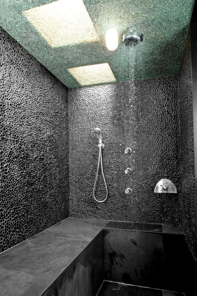 Design ideas for a modern bathroom in Los Angeles.