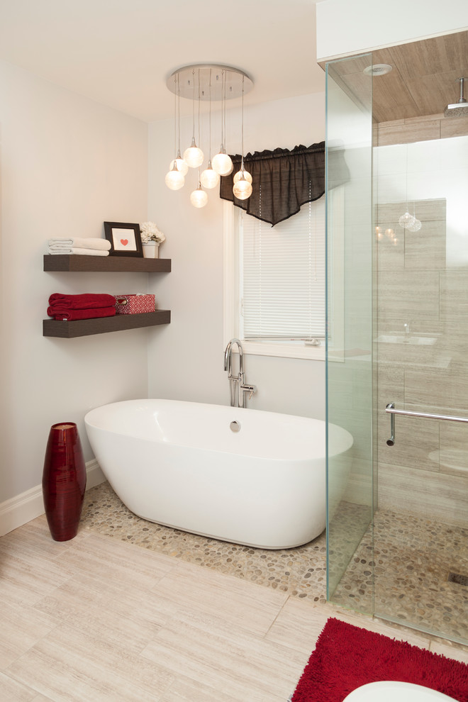 Foto de cuarto de baño clásico renovado con bañera exenta, ducha a ras de suelo, suelo de baldosas tipo guijarro, paredes blancas y suelo de baldosas de cerámica