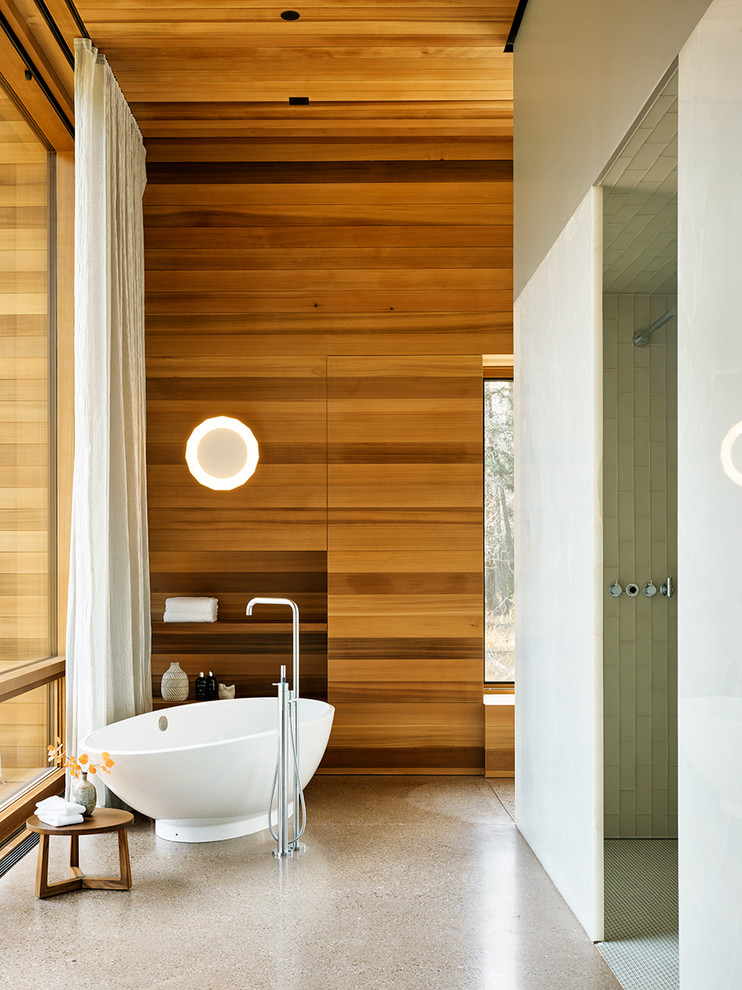 Esempio di una stanza da bagno contemporanea con vasca freestanding, doccia alcova, pareti marroni, pavimento in cemento, pavimento grigio e doccia aperta