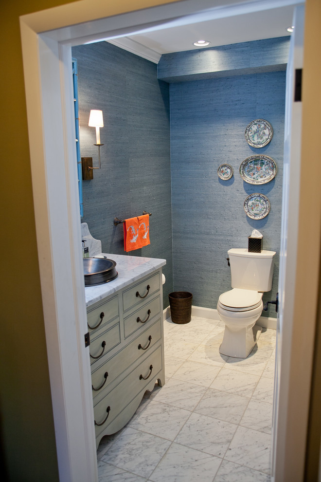 Idéer för mellanstora vintage badrum med dusch, med luckor med profilerade fronter, marmorbänkskiva, marmorgolv, ett fristående handfat, grå skåp, en toalettstol med separat cisternkåpa, grå kakel och blå väggar