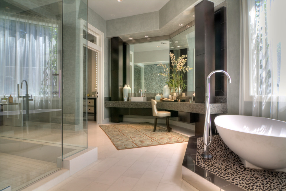 ヒューストンにあるコンテンポラリースタイルのおしゃれな浴室 (置き型浴槽) の写真