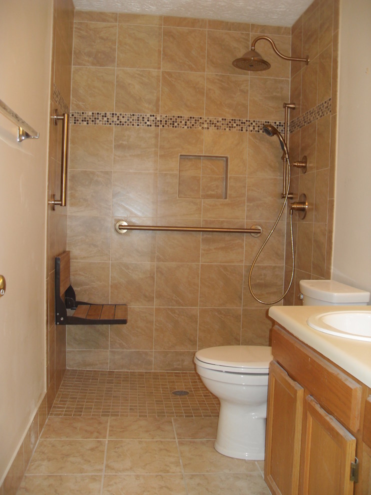Exemple d'une salle de bain principale chic de taille moyenne avec une douche ouverte, un carrelage beige, des carreaux de béton, un mur beige et un sol en carrelage de céramique.