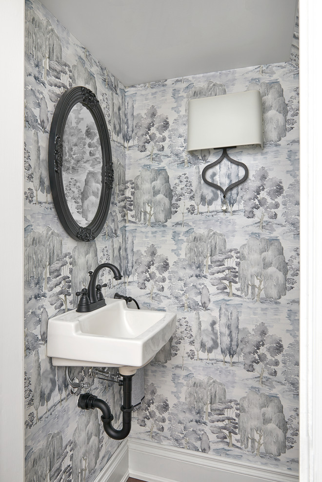 Esempio di una stanza da bagno con doccia tradizionale di medie dimensioni con ante bianche, lavabo sospeso e top bianco