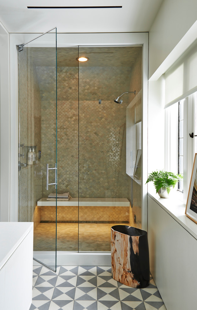 Imagen de cuarto de baño contemporáneo con ducha empotrada, baldosas y/o azulejos en mosaico, paredes blancas, aseo y ducha, ducha con puerta con bisagras y ventanas