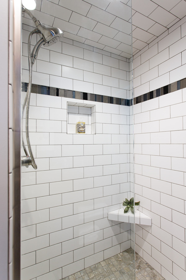 Idee per una stanza da bagno padronale chic con doccia a filo pavimento, piastrelle bianche, piastrelle diamantate e porta doccia a battente