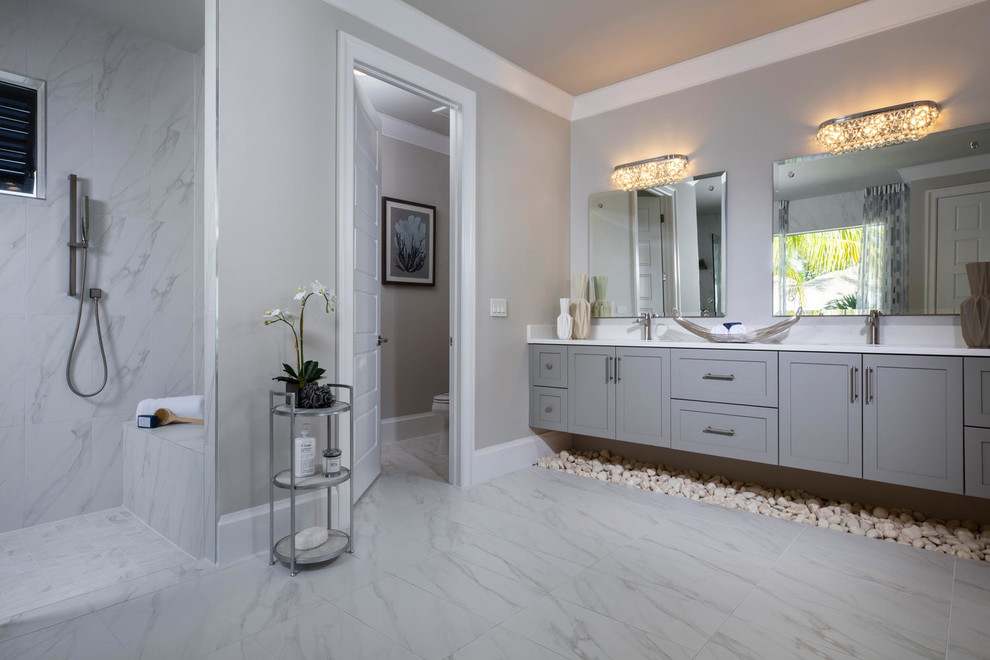 Стильный дизайн: большая главная ванная комната в современном стиле с отдельно стоящей ванной, открытым душем, белым полом, открытым душем, серыми фасадами, серой плиткой, белой плиткой, мраморной плиткой, серыми стенами, мраморным полом, врезной раковиной, столешницей из искусственного кварца и белой столешницей - последний тренд