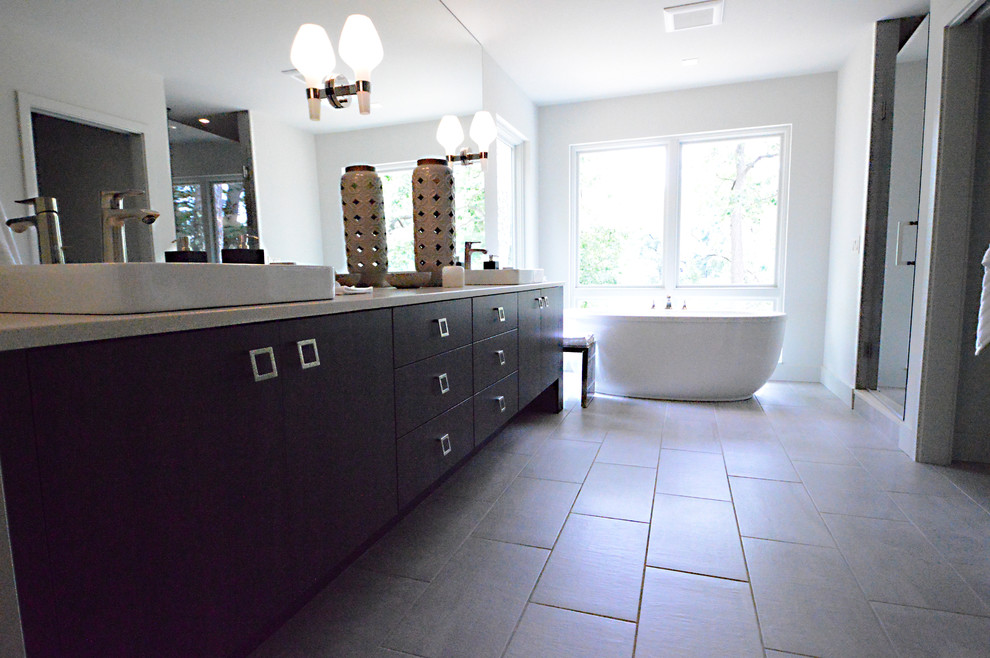Ispirazione per una stanza da bagno minimalista di medie dimensioni con lavabo sottopiano, ante lisce, ante in legno bruno, top in cemento, piastrelle bianche, pareti grigie e pavimento in gres porcellanato