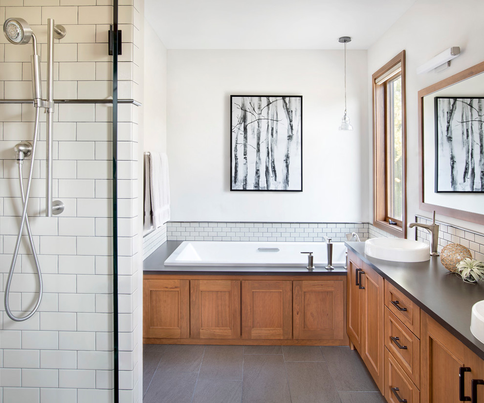 Идея дизайна: большая главная ванная комната в стиле рустика с настольной раковиной, серым полом и открытым душем