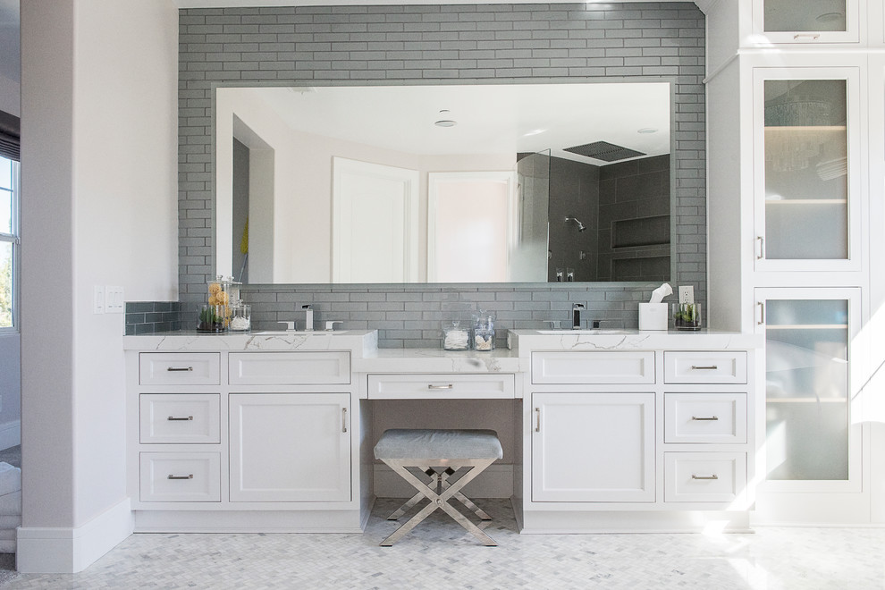 Exempel på ett mellanstort modernt vit vitt en-suite badrum, med skåp i shakerstil, vita skåp, ett fristående badkar, grå kakel, glaskakel, marmorgolv, bänkskiva i kvarts och vitt golv