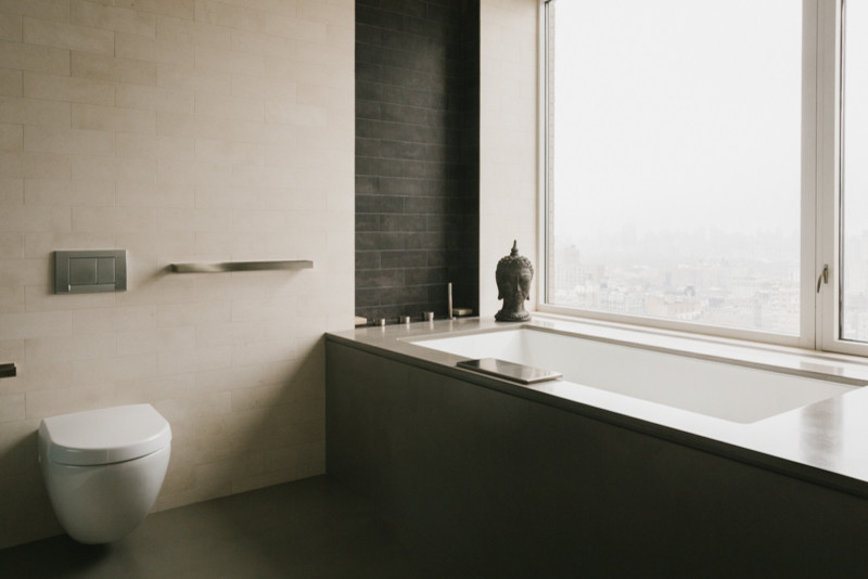 Стильный дизайн: главная ванная комната в стиле модернизм с накладной ванной, инсталляцией и бежевыми стенами - последний тренд
