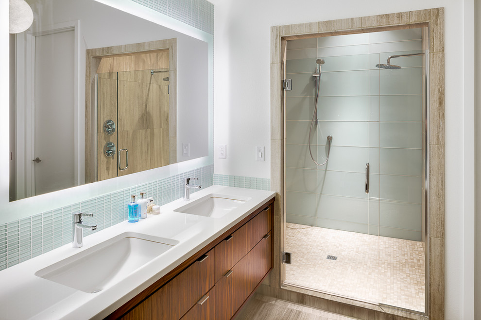 Idee per una stanza da bagno minimal con lavabo sottopiano, ante lisce, ante in legno scuro, doccia alcova, piastrelle di vetro e pareti bianche