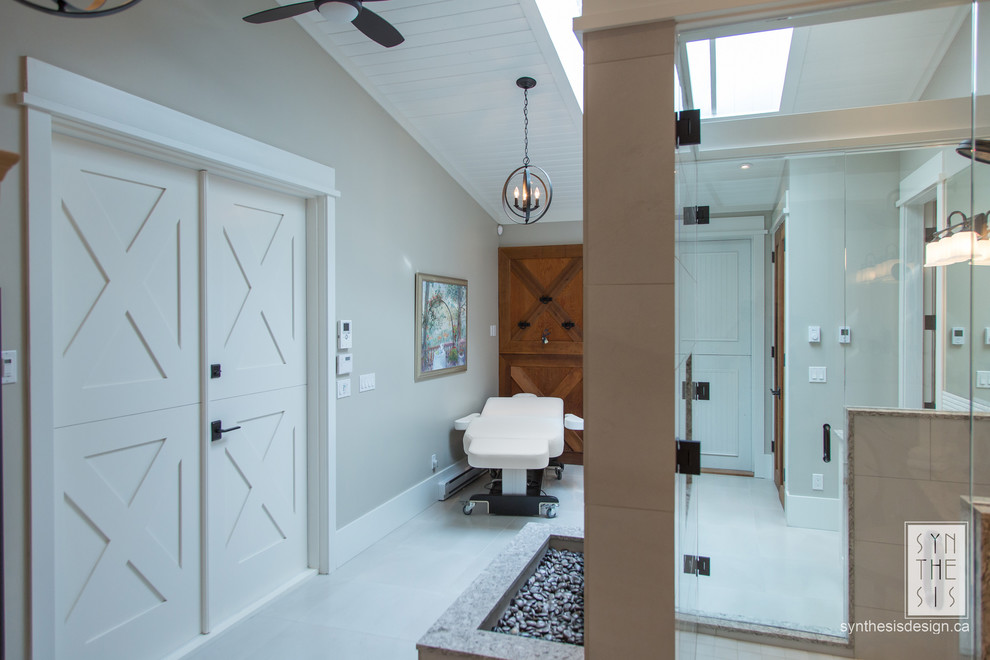 Mittelgroßes Modernes Badezimmer mit Doppeldusche, beigen Fliesen, Keramikfliesen, beiger Wandfarbe, Keramikboden, weißem Boden und Falttür-Duschabtrennung in Vancouver