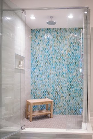 Idéer för ett mellanstort modernt badrum med dusch, med släta luckor, skåp i mellenmörkt trä, en dusch i en alkov, svart kakel, blå kakel, brun kakel, grå kakel, glasskiva, grå väggar, klinkergolv i porslin, ett undermonterad handfat, bänkskiva i kvarts, flerfärgat golv och dusch med gångjärnsdörr