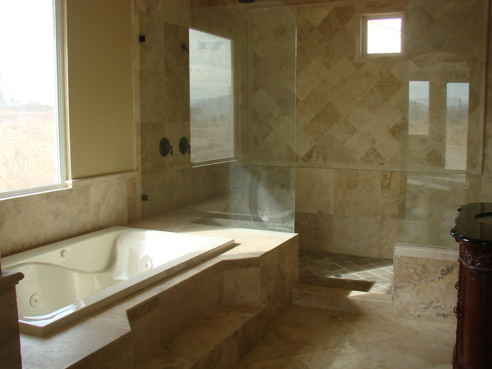 Источник вдохновения для домашнего уюта: большая главная ванная комната в средиземноморском стиле с фасадами островного типа, темными деревянными фасадами, накладной ванной, двойным душем, раздельным унитазом, бежевой плиткой, каменной плиткой, бежевыми стенами, полом из травертина, врезной раковиной и столешницей из гранита