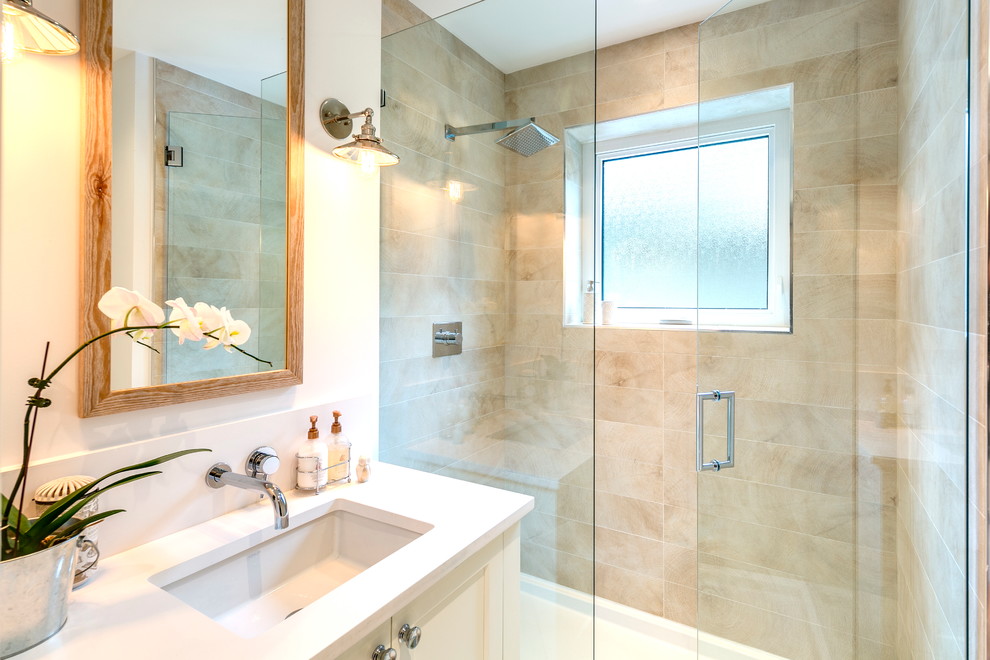 На фото: ванная комната в стиле неоклассика (современная классика) с душем в нише и окном с